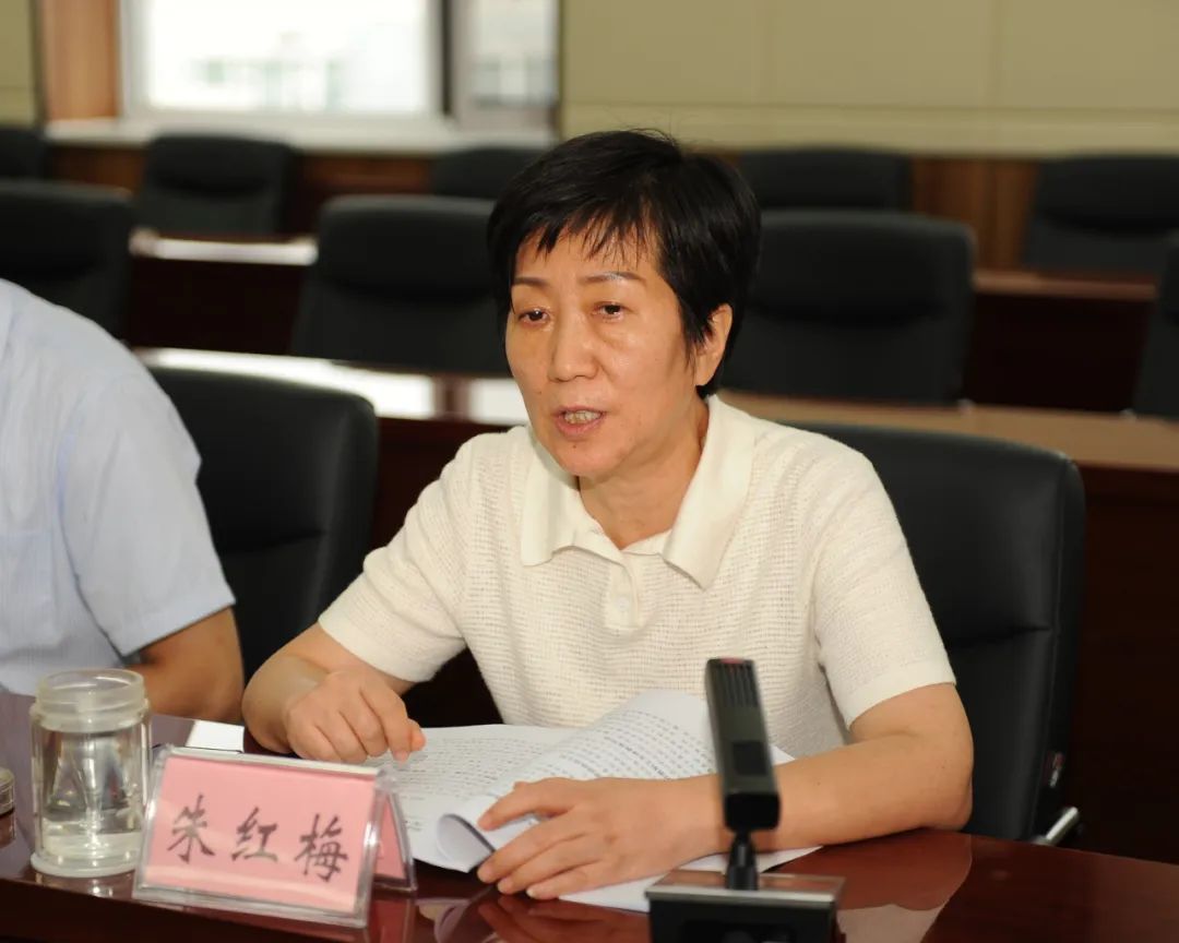 朱红梅在主持会议时指出,要抓住迎接党的二十大胜利召开这个中心任务